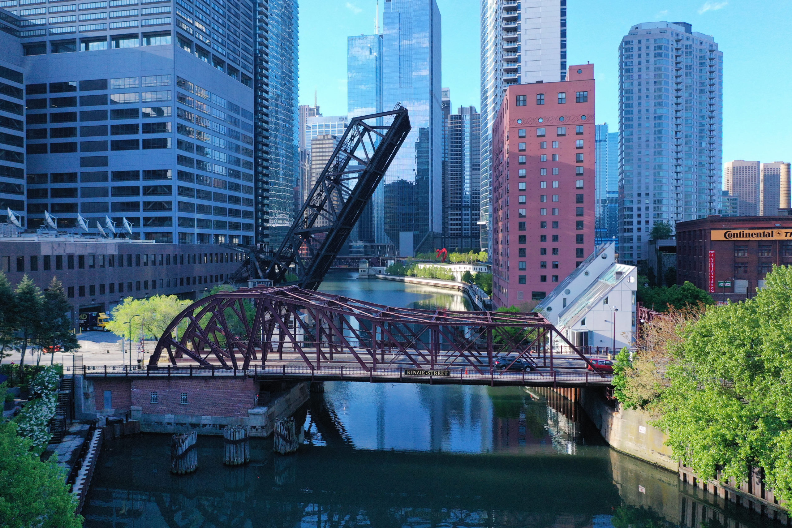 South-facing view of the Kinzie Street Bridge on the Chicago River (color)